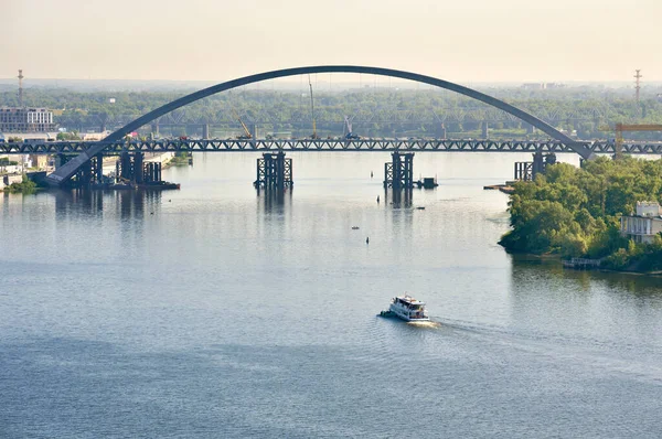 Kyiv 'deki Dnipro üzerindeki Podolsky köprüsü. Sabah manzarası