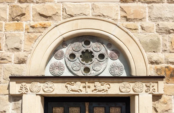 Carved Ornaments Figures Entrance Church — Stock Photo, Image