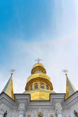 Kiev Pechersk Lavra 'daki kilisenin kubbeleri.