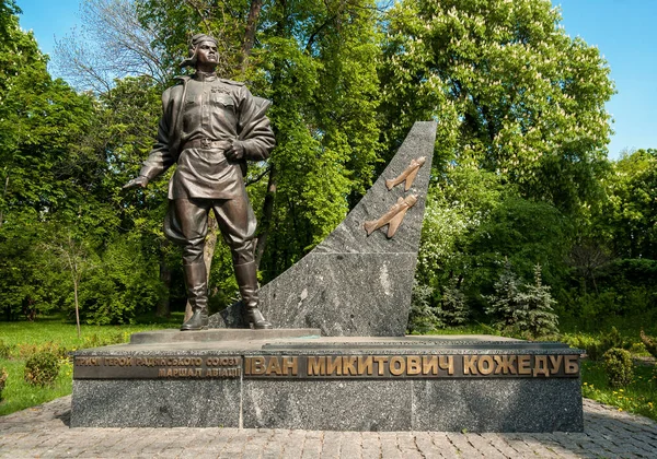 Monumento Piloto Ivan Kozhedub Kiev —  Fotos de Stock