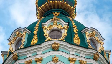 St. Andrew Kilisesi 'nin büyük kubbesinin pencereleri ve dekorasyonu.