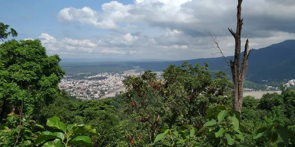 Nubes Blancas Esponjosas Que Albergan Los Hermosos Árboles Verdes Sesión — Foto de Stock