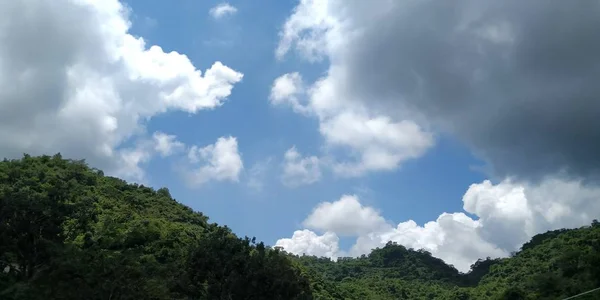 蓬松的白云遮蔽着美丽的绿树 照片拍摄的方式内尔坎斯 马哈德夫寺庙里希克斯 — 图库照片