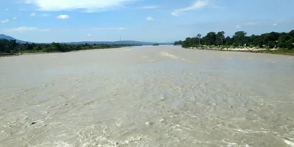 Ganga Rio Sagrado Com Árvores Verdes Seu Banco Hipnotizando Olhos — Fotografia de Stock