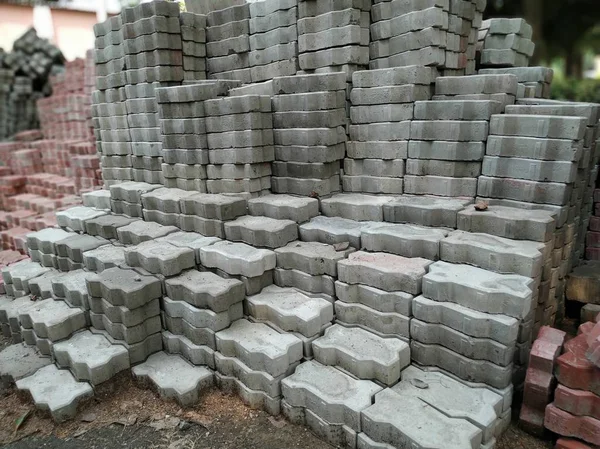 Doğanın mimarisini geliştirmek için kendilerini bir arada tutan çeşitli tuğlaları tasvir eden bir resim.