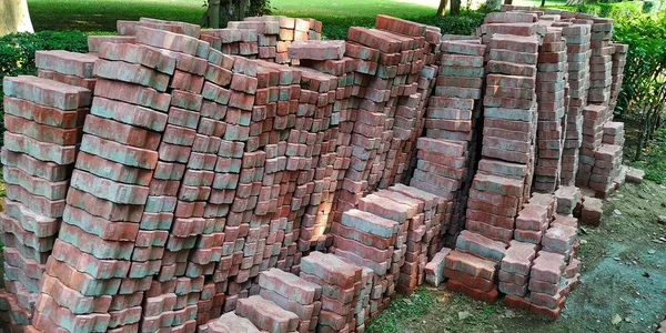 Doğanın mimarisini geliştirmek için kendilerini bir arada tutan çeşitli tuğlaları tasvir eden bir resim.