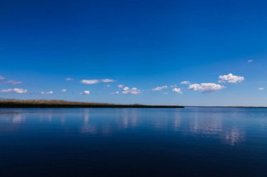 Su ve gökyüzü fotoğrafı, huzuru yansıtan