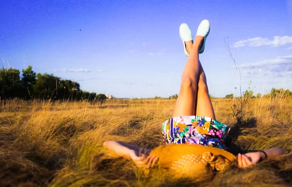 Bir alanda çok renkli elbiseli bir kızın fotoğrafı