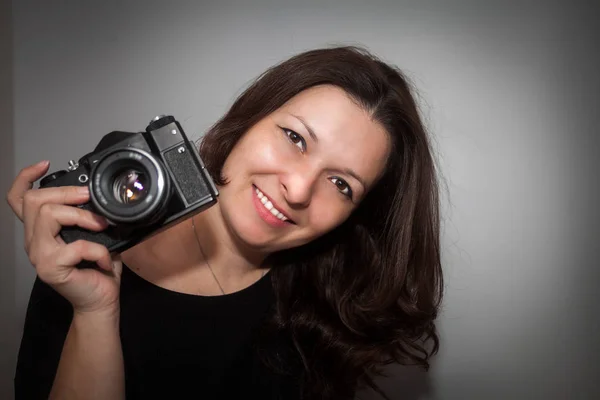 Kameralı güzel bir kızın fotoğrafı
