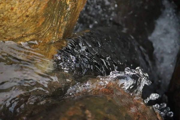 Wasser plätschert an regnerischen Tagen — Stockfoto