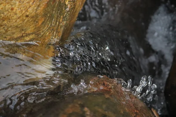 Wasser plätschert an regnerischen Tagen — Stockfoto