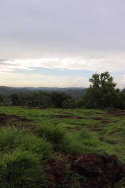 Karamsar bir günde plajın turuncu gökyüzünde berrak beyaz bulutlar