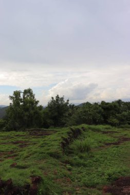 Karamsar bir günde plajın turuncu gökyüzünde berrak beyaz bulutlar