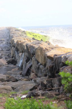 Denize doğru bir çizgi şeklinde büyük kayalar