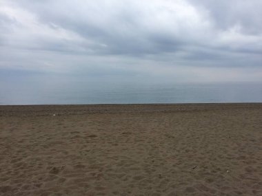 Bulutlu gökyüzü ve plaj, Antalya / Türkiye, 05 Şubat 2017