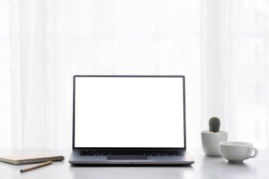 Ofis resepsiyon masası ile dizüstü bilgisayar, malzemeleri ile kopya alanı ofiste.