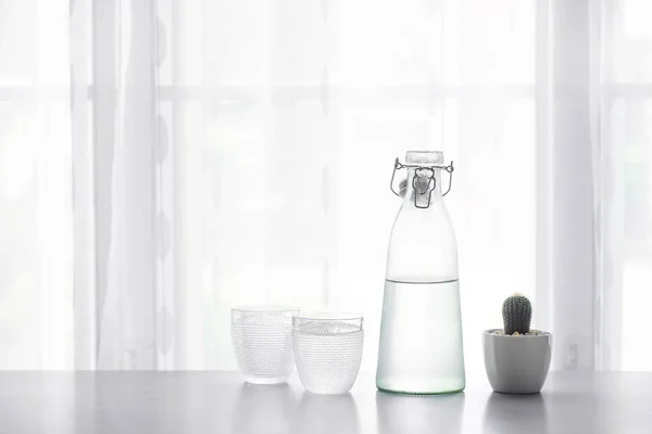 Glas Water Met Een Fles Tafel — Stockfoto