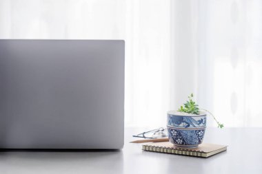 Ofis resepsiyon masası ile dizüstü bilgisayar, malzemeleri ile kopya alanı ofiste.