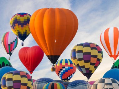 Chiang Rai, Tayland Park'ta Singh uçan renkli sıcak hava balonları.