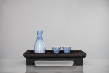 Japon Sake set içme yakın çekim