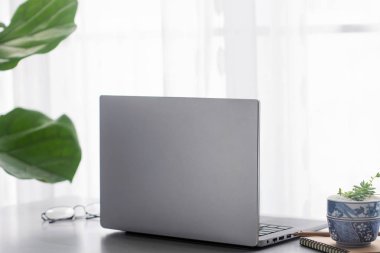 Ofis resepsiyon masası ile dizüstü bilgisayar, malzemeleri ile kopya alanı ofiste.