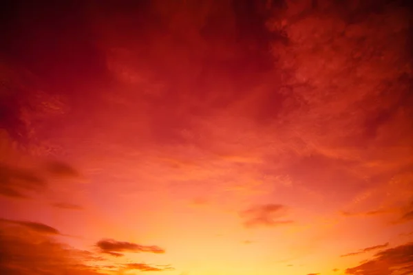 Bunte Dramatische Himmel Mit Wolken Bei Sonnenuntergang — Stockfoto