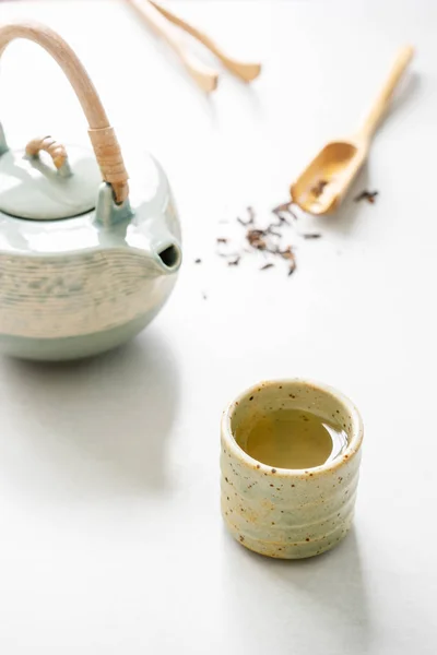 Seramik Çaydanlık Hazırlanan Geleneksel Japon Bitki Çayı Tarifi — Stok fotoğraf
