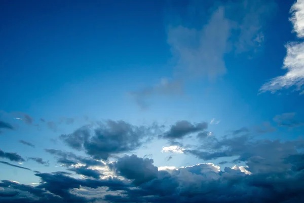 青空を背景に美しい白い雲 — ストック写真