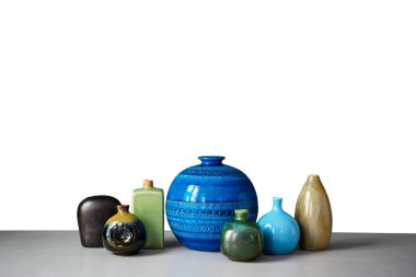 Tablo ve gri duvarlar vazo ayarla