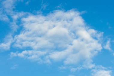 Mavi arkaplanı olan güzel beyaz bulutlar.