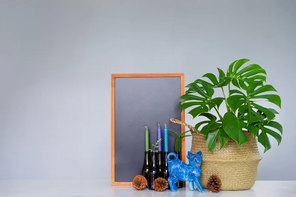 Tropische Plant Met Groene Bladeren Kaars Houder Gemaakt Van Glazen — Stockfoto