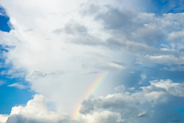 青空と虹の白い雲 — ストック写真