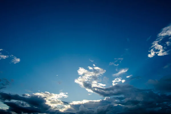 青空を背景に美しい白い雲 — ストック写真