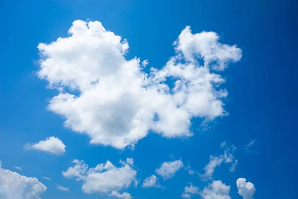 Nuvens Brancas Bonitas Com Fundo Azul Céu — Fotografia de Stock