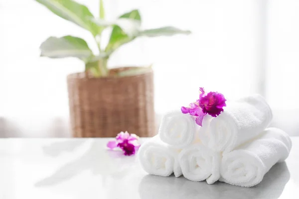 Tablo kopya alanı ile havlu banyo arka plan bulanık. Ürün görüntü montaj için.