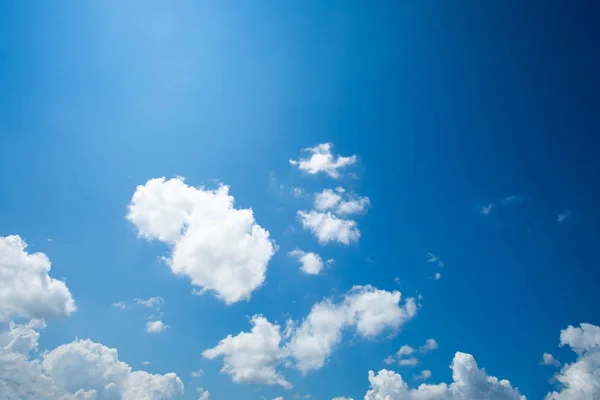 Hermosas Nubes Blancas Con Fondo Azul Del Cielo — Foto de Stock