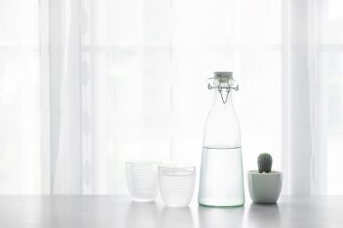 Masaya bir şişe ile su