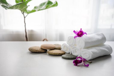 Tablo kopya alanı ile havlu banyo arka plan bulanık. Ürün görüntü montaj için.