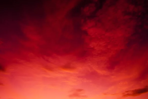 Gün batımında bulutlu renkli dramatik gökyüzü