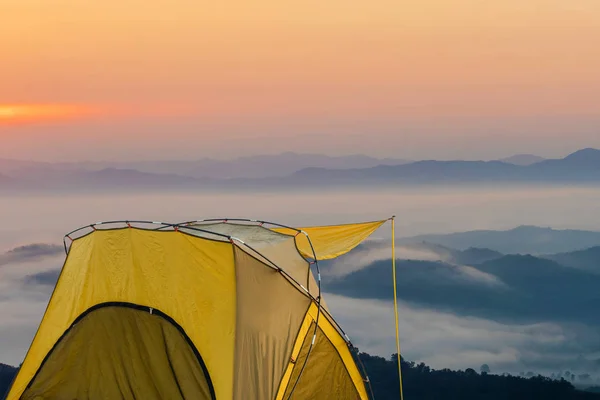 泰国清莱府清善道沙恩戈观景处的黄色帐篷 — 图库照片