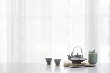 Japon seramik Çaydanlık ve tabloda çay bardağı