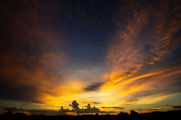 Bunte Dramatische Himmel Mit Wolken Bei Sonnenuntergang — Stockfoto