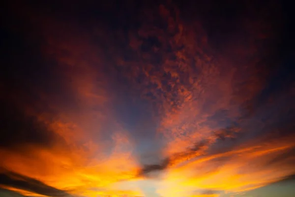 Bunte Dramatische Himmel Mit Wolken Bei Sonnenuntergang — Stockfoto