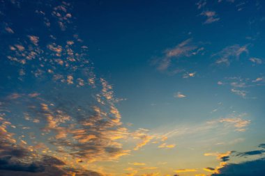 Doğal renkli dramatik gökyüzü bulutlu gün batımında görünümünü