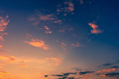 Doğal renkli dramatik gökyüzü bulutlu gün batımında görünümünü