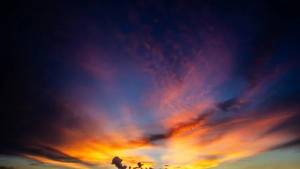 Färgglad Dramatisk Himmel Med Moln Vid Solnedgången — Stockfoto