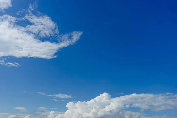Nadýchané Bílé Mraky Transparentní Modré Obloze — Stock fotografie