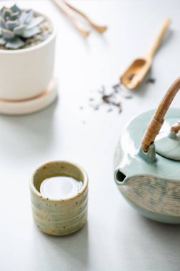 Seramik çaydanlık hazırlanan geleneksel Japon bitki çayı tarifi