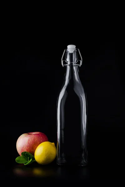 Botella Vidrio Vacía Manzana Limón Sobre Fondo Negro — Foto de Stock