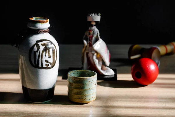 Japon sake oryantal içki stili tablodaki